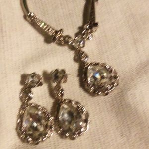 Avon Smithsonian crystall necklace and earrings set